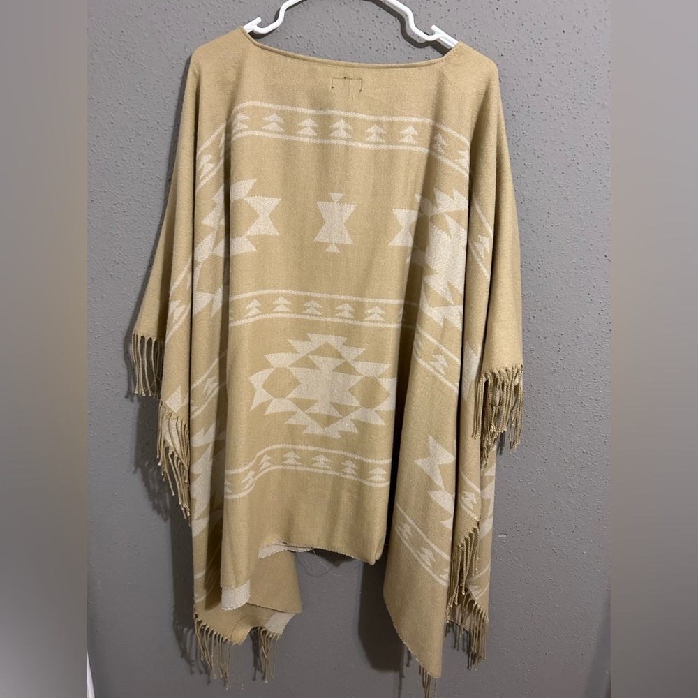 Chaps Tan and Cream Patterned Poncho. Size: one size fits most